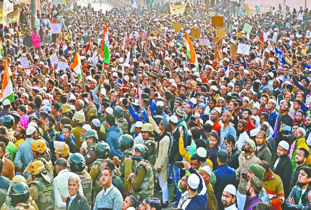 CAA Protest: police control Aggressive public and Ruckus in roorkee haridwar