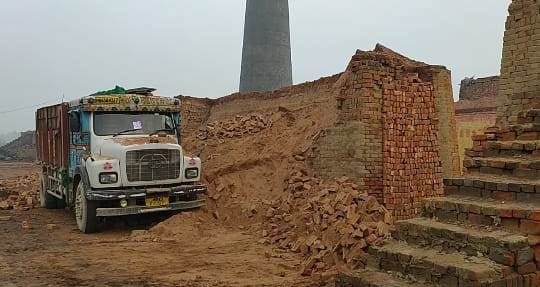 3 laborers died after being hit by brick