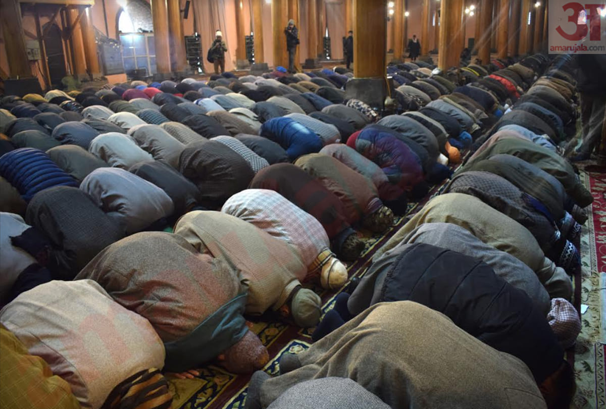 People prayed peacefully in Jamia Masjid, Srinagar Kashmir, after 20 weeks