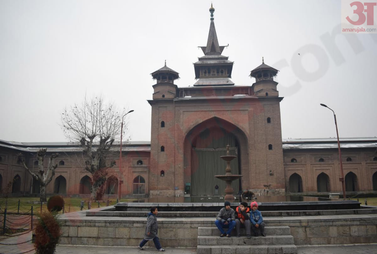 People prayed peacefully in Jamia Masjid, Srinagar Kashmir, after 20 weeks