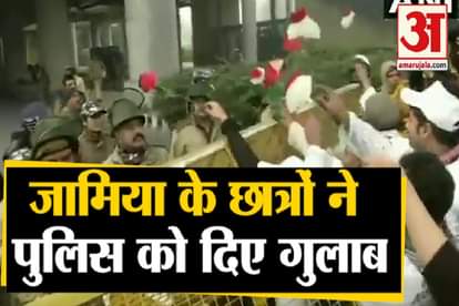 CAA Protest : Jamia Students offer roses to police personnel