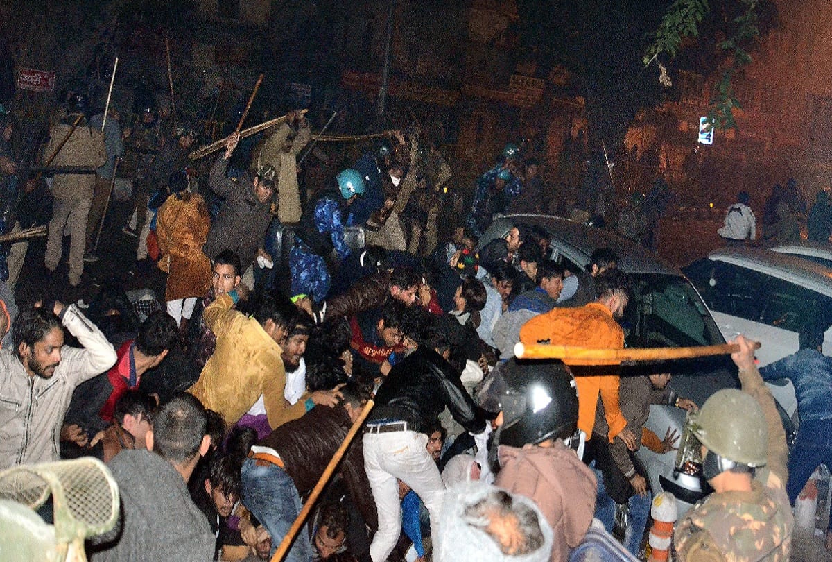 Protesters raged at Delhi Gate stone pelted on police