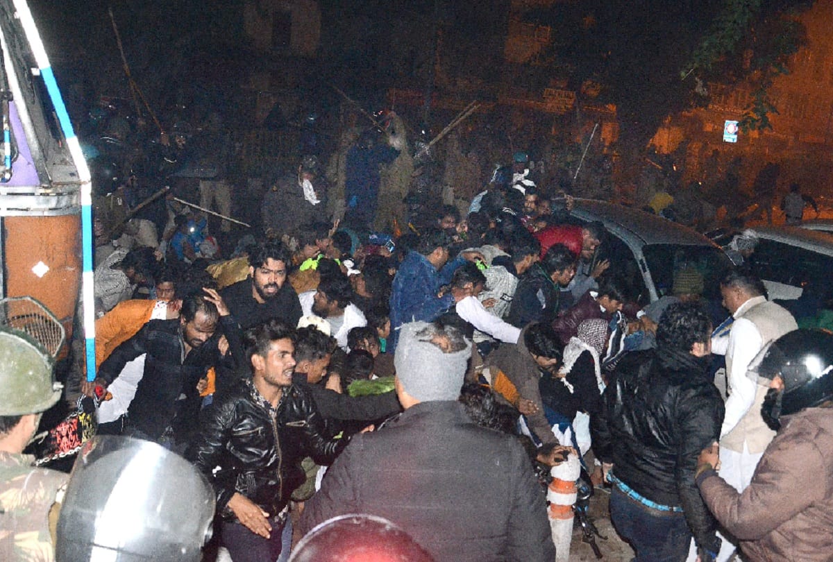 Protesters raged at Delhi Gate stone pelted on police