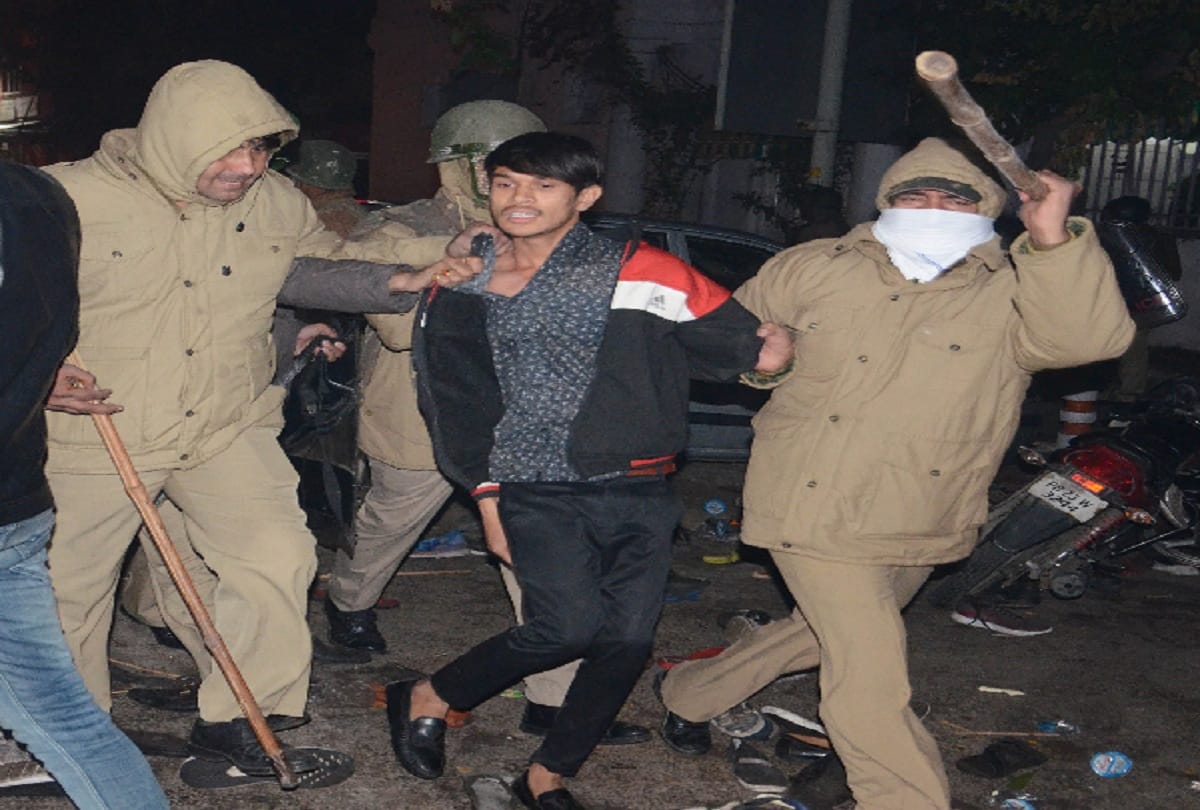 Protesters raged at Delhi Gate stone pelted on police
