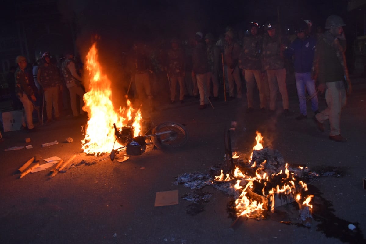 CAA Protest, Violence and set fire to two police posts in Meerut city