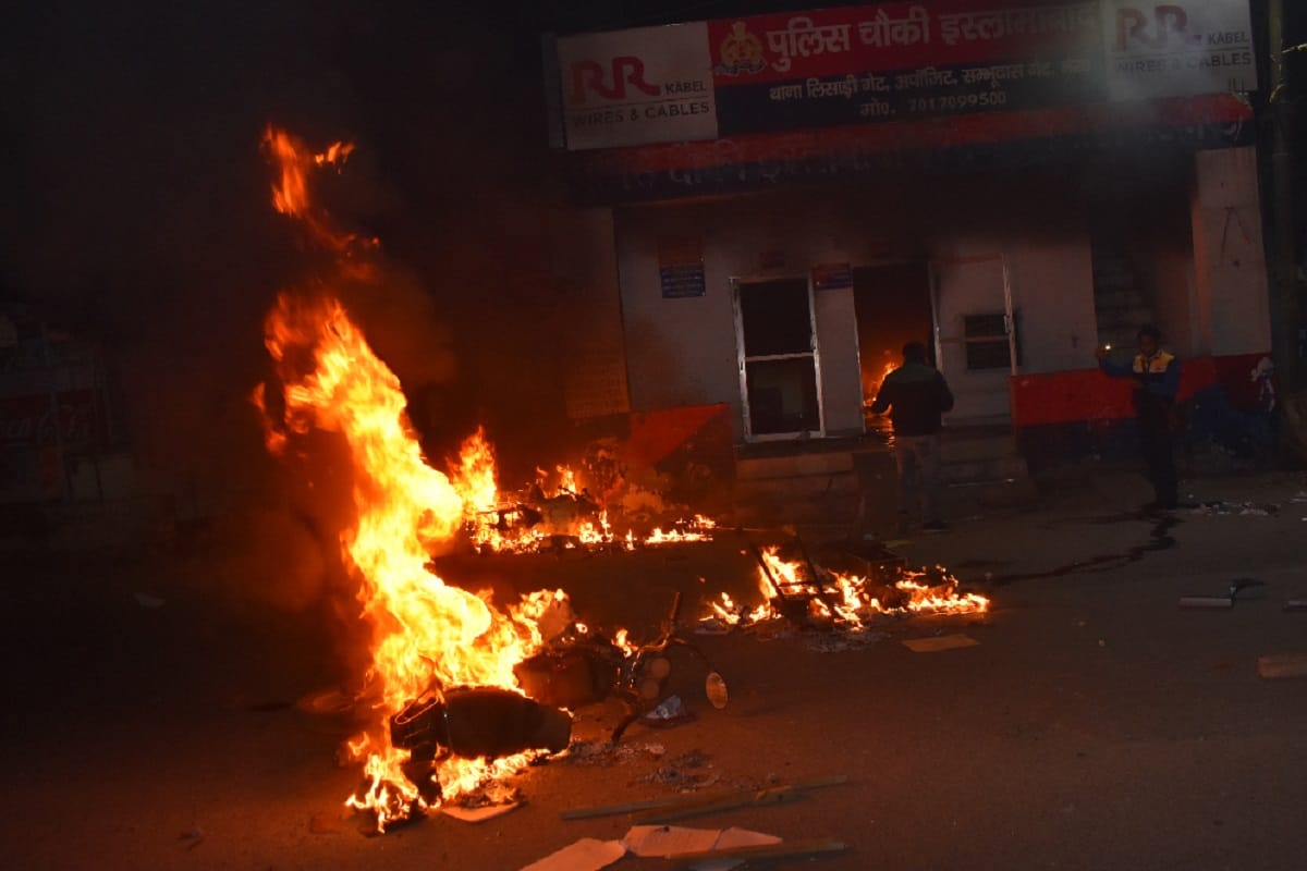 CAA Protest, Violence and set fire to two police posts in Meerut city