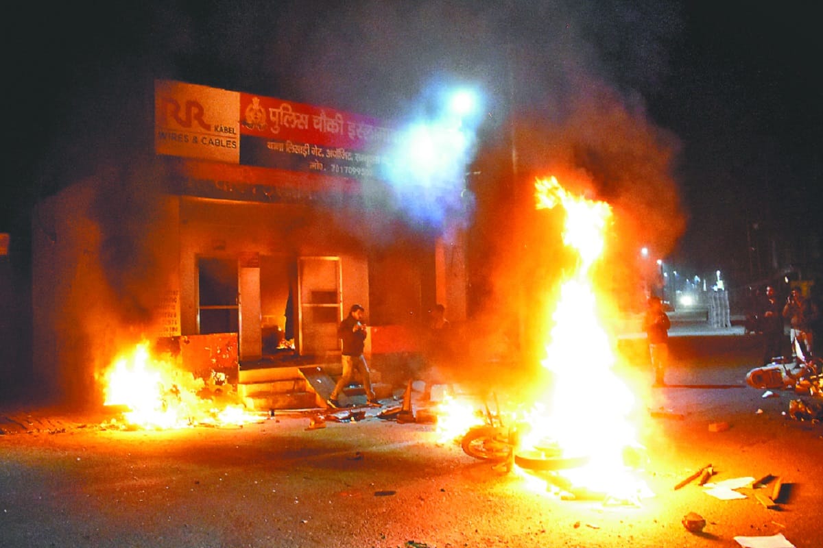 CAA Protest, Insurgents attacked Islamabad post with petrol bomb in meerut