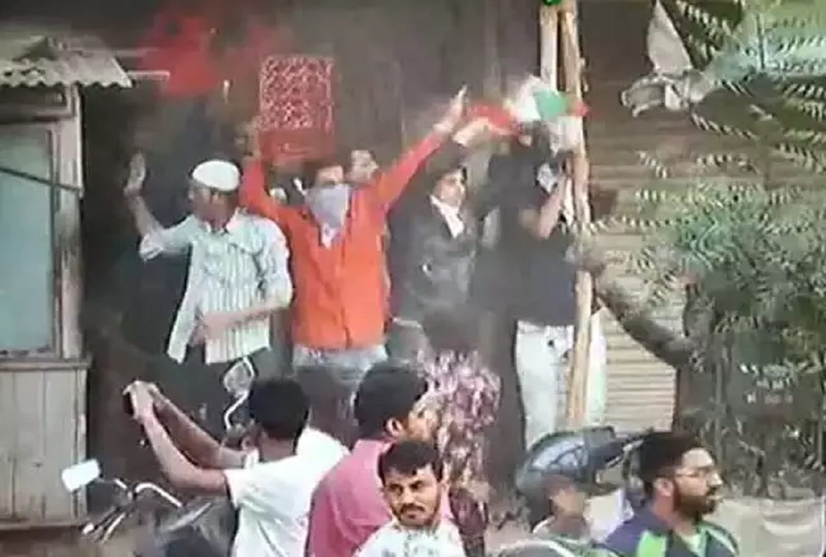 Citizenship Amendment Act protest Policemen surrounded mobs Muslim youth saved their lives