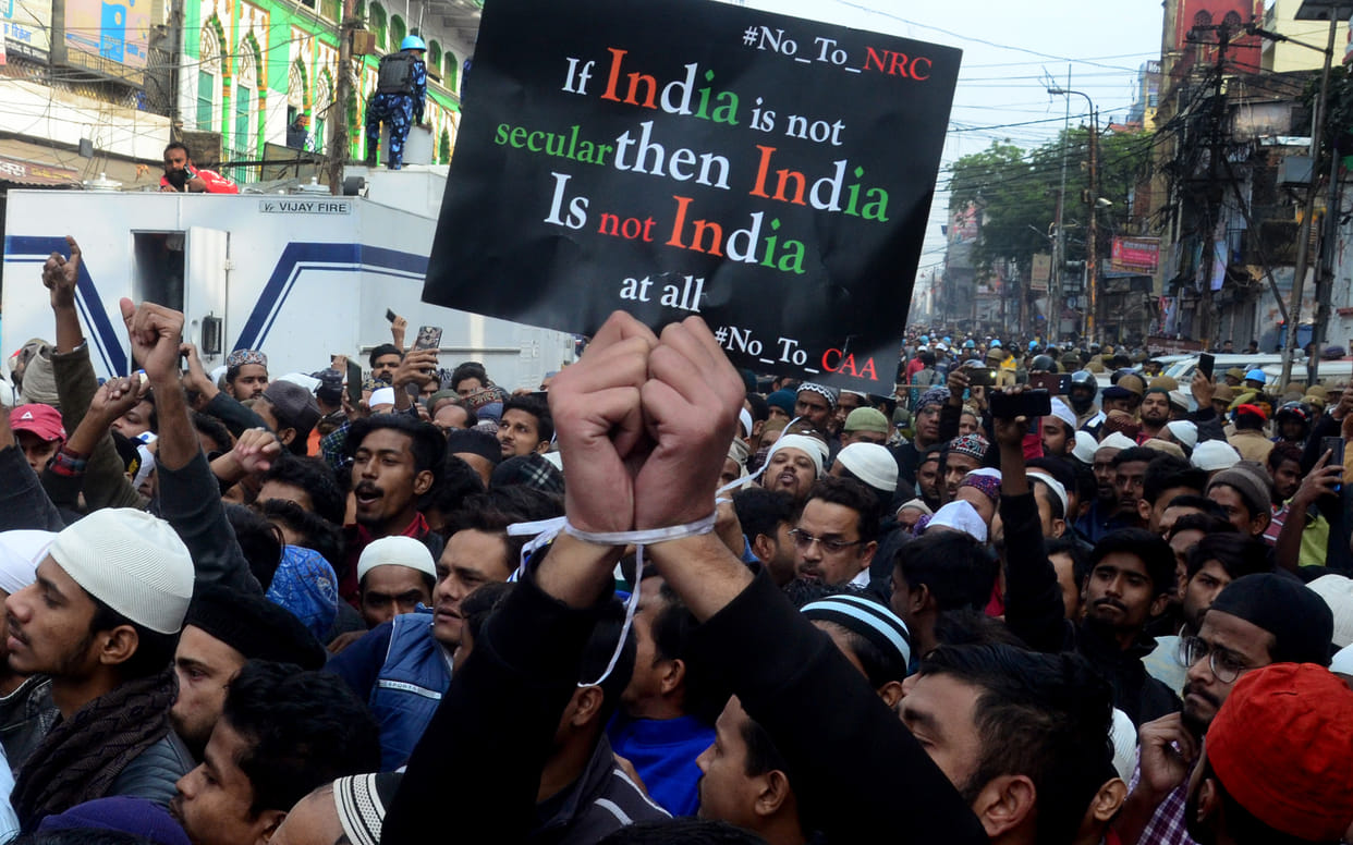 Protesters arrive at Subhash after breaking the security cordon, Internet service suspended
