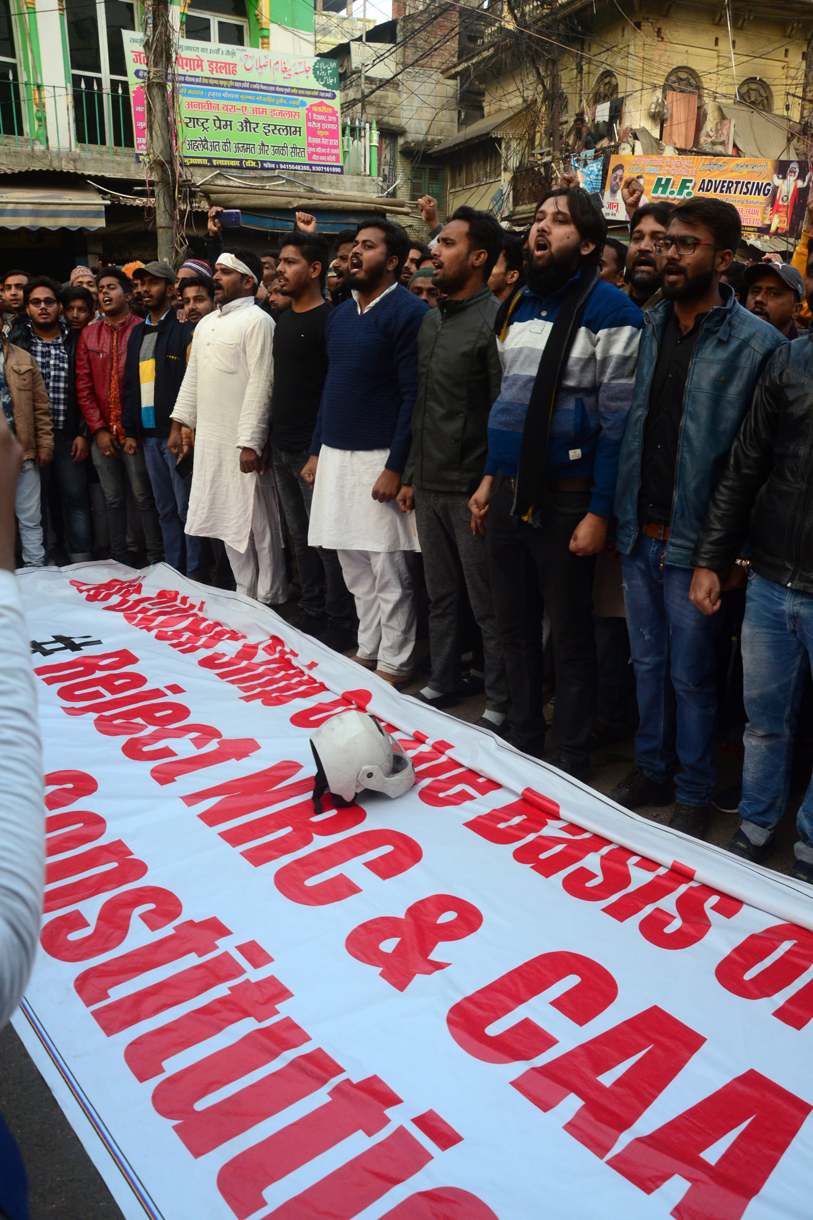 Protesters arrive at Subhash after breaking the security cordon, Internet service suspended