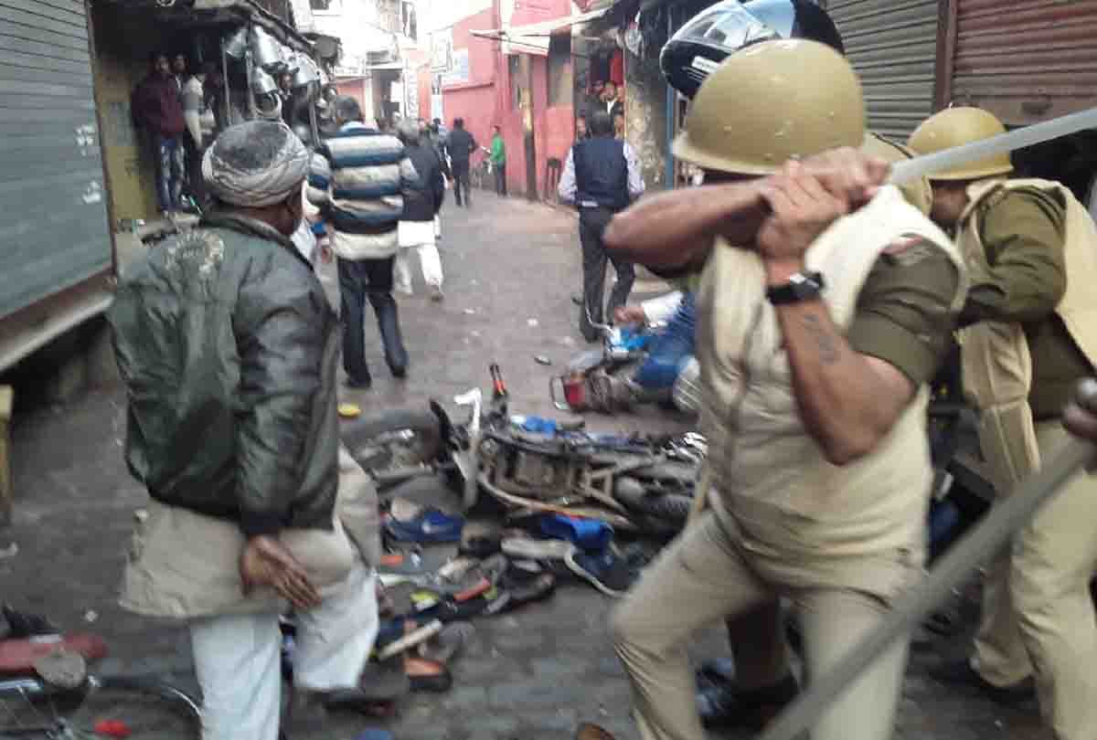 protest of citizenship act in farrukhabad, stone pelting on police