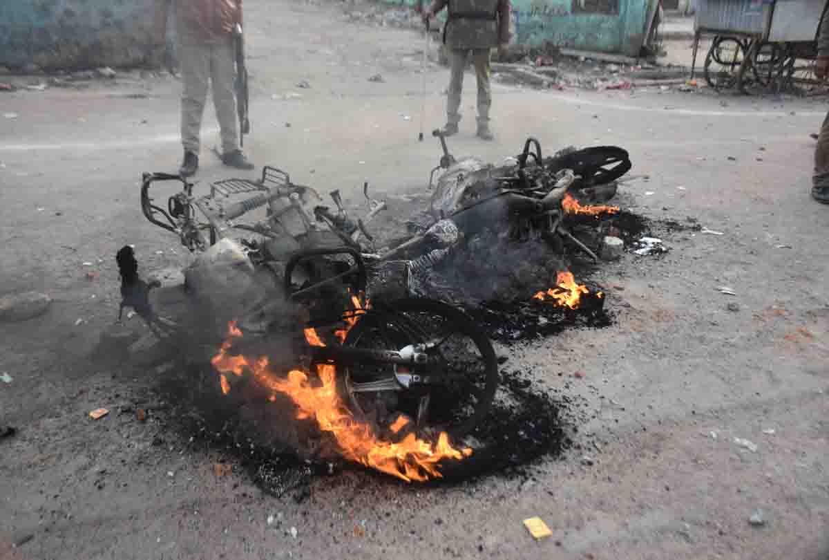 citizenship amendment act: Stone pelting on police in kanpur