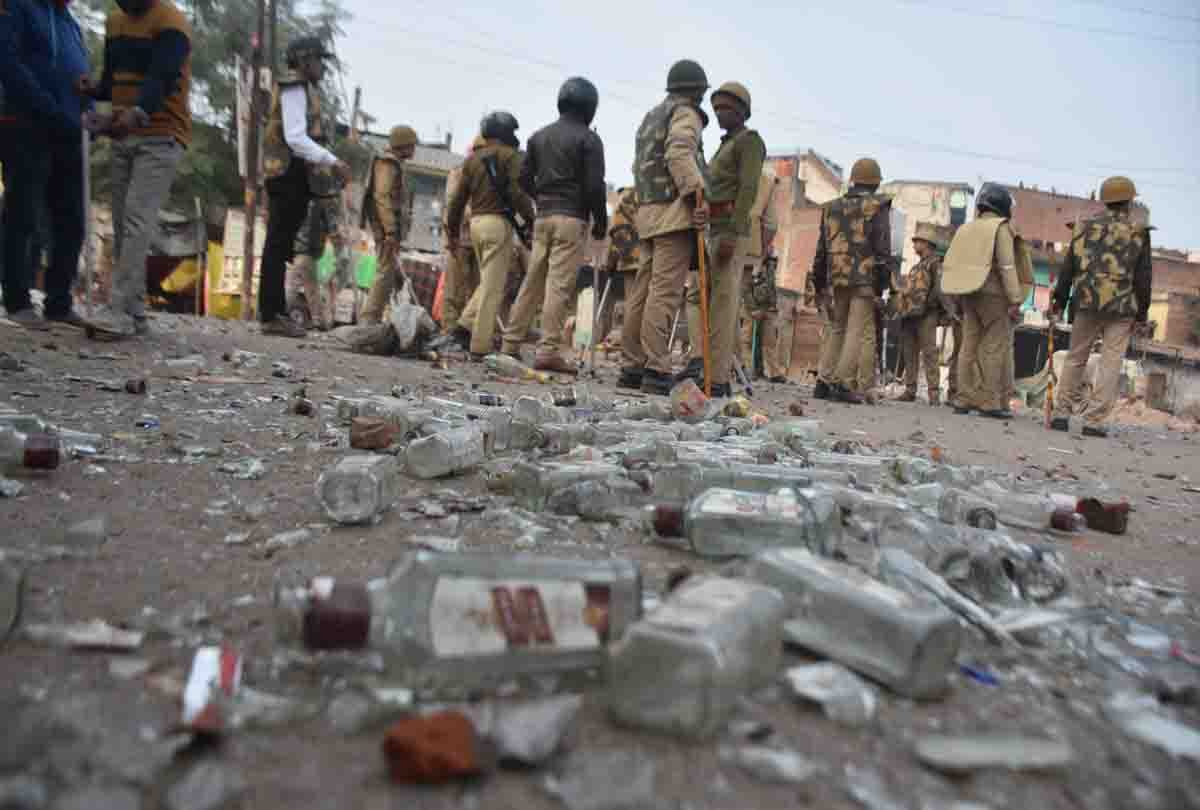 citizenship amendment act: Stone pelting on police in kanpur