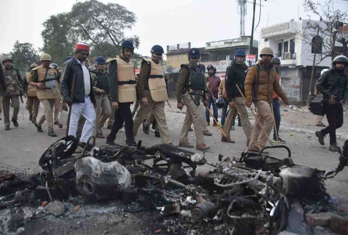 citizenship amendment act: Stone pelting on police in kanpur