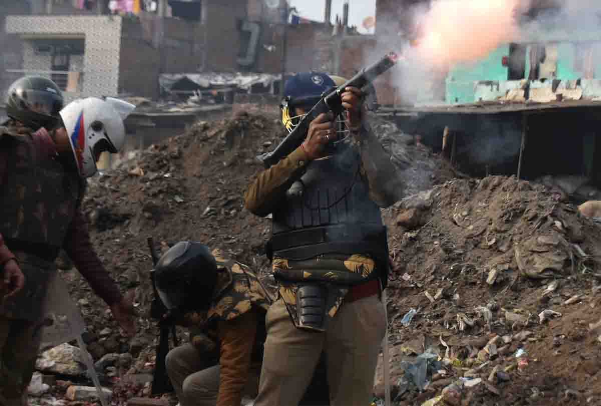 citizenship amendment act: Stone pelting on police in kanpur