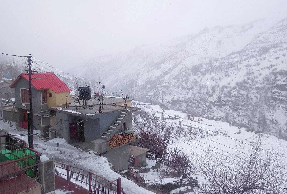 fresh snowfall at peaks in himachal pradesh drizzling in shimla and una