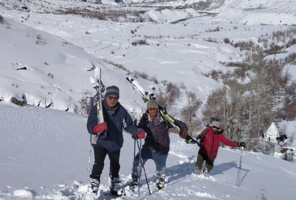 fresh snowfall at peaks in himachal pradesh drizzling in shimla and una
