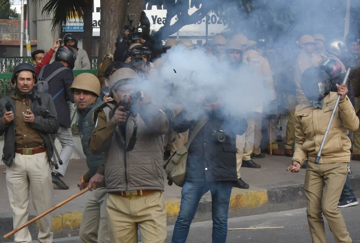 Policemen did not have adequate arrangements to deal with the protesters.