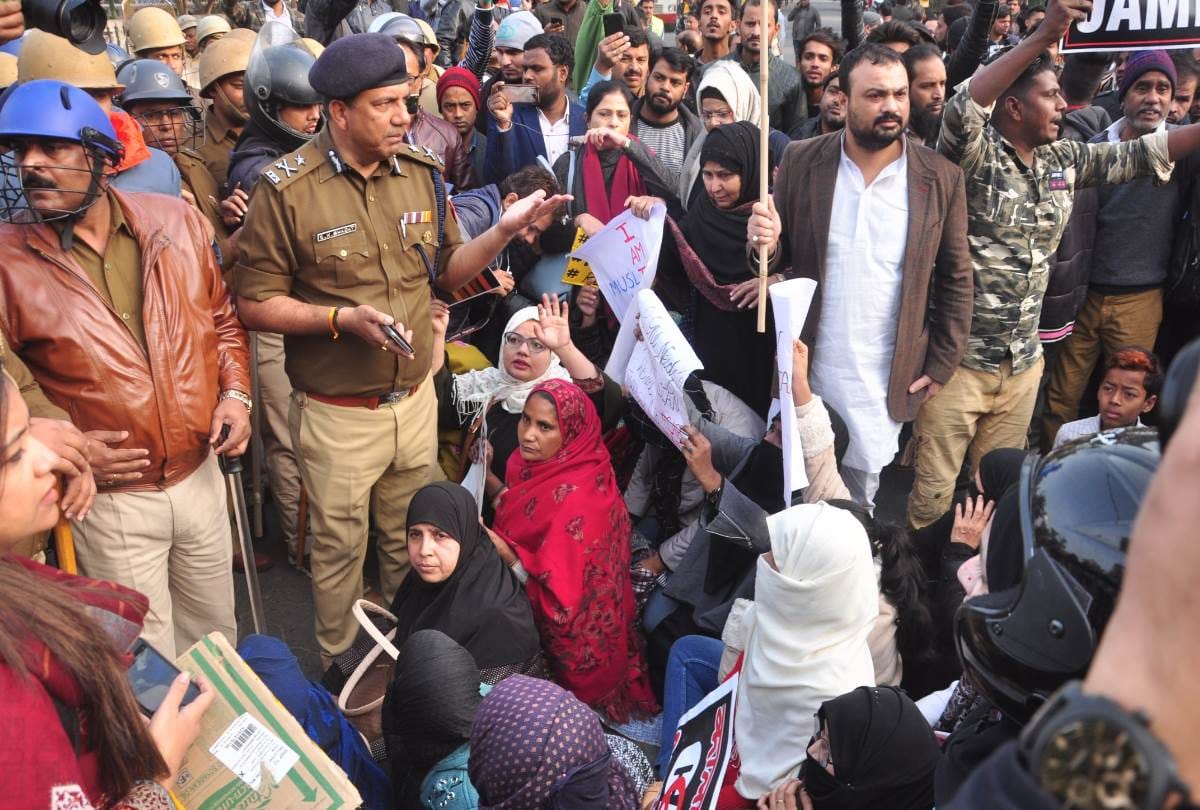 policemen caught many demonstrators in lucknow