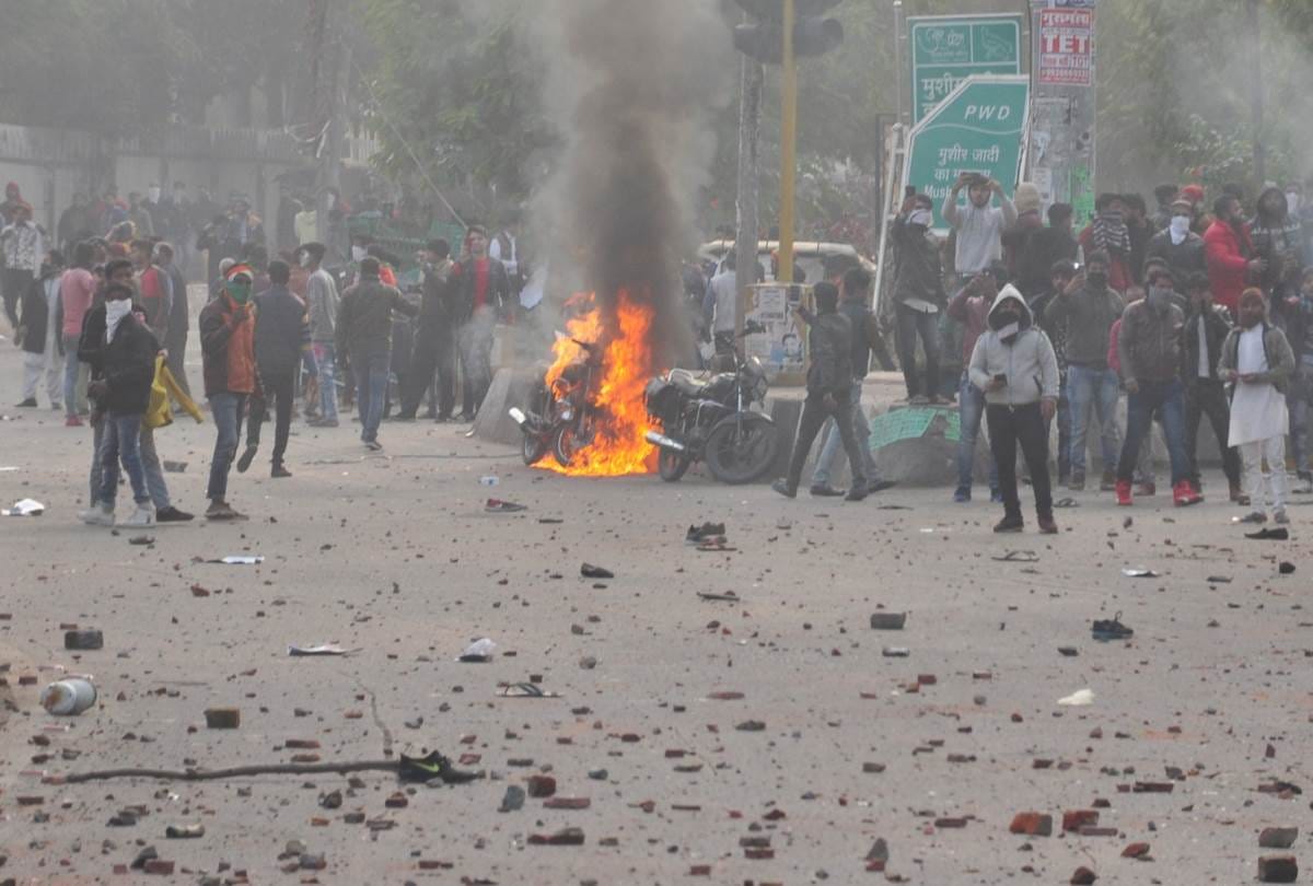 policemen caught many demonstrators in lucknow