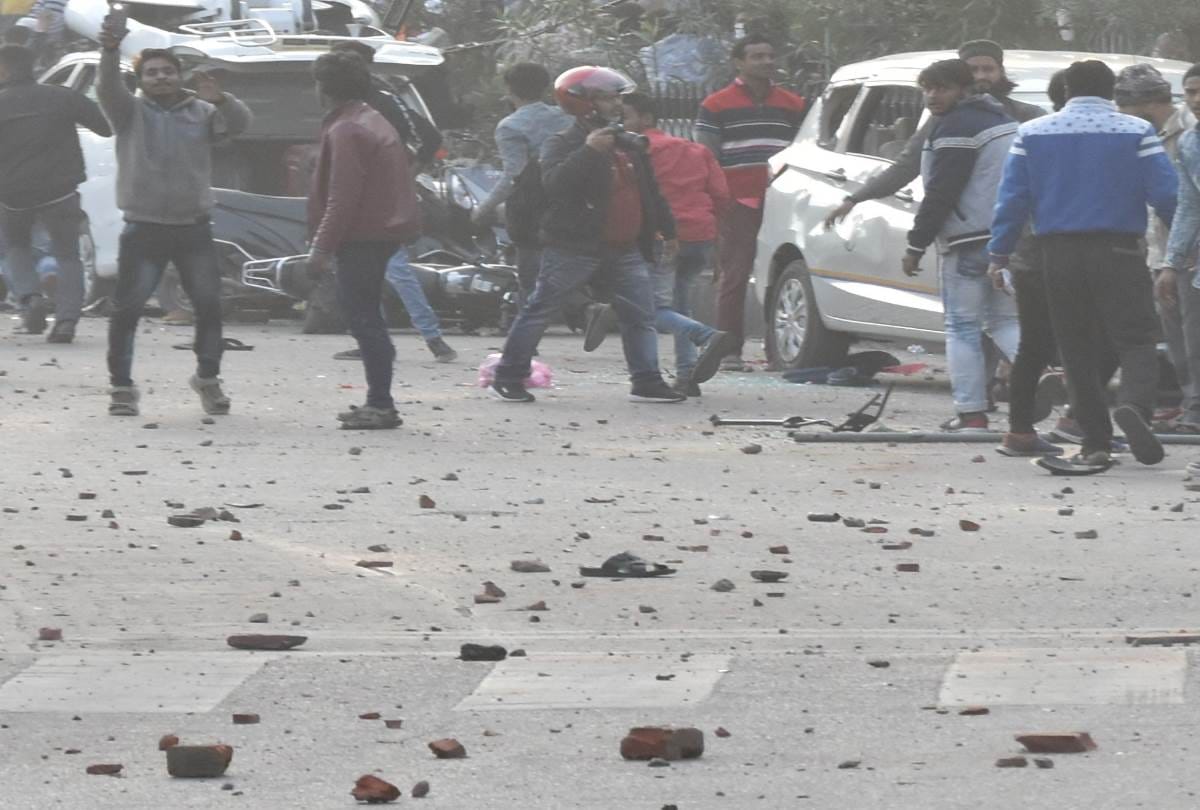 policemen caught many demonstrators in lucknow