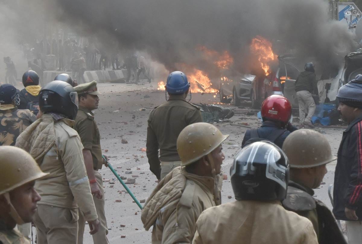 policemen caught many demonstrators in lucknow