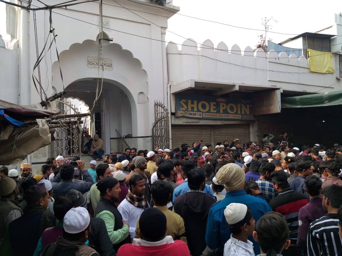 namaz in jama masjid gorakhpur, in the middle time protest starts outside the road
