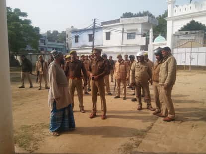 उपद्रव का जायजा लेती पुलिस।