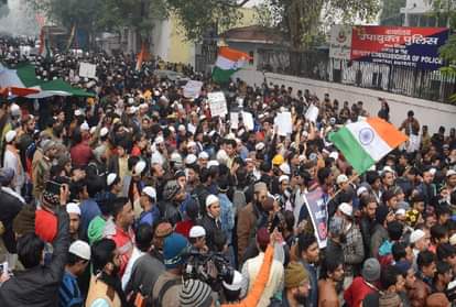 दिल्ली गेट पर प्रदर्शन के उग्र होने से कई रास्ते बंद