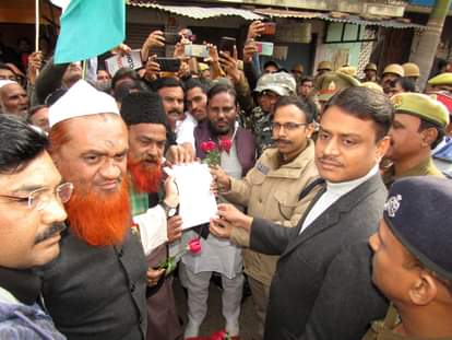 डीएम-एसपी को पत्रक और गुलाब सौंपते प्रदर्शनकारी