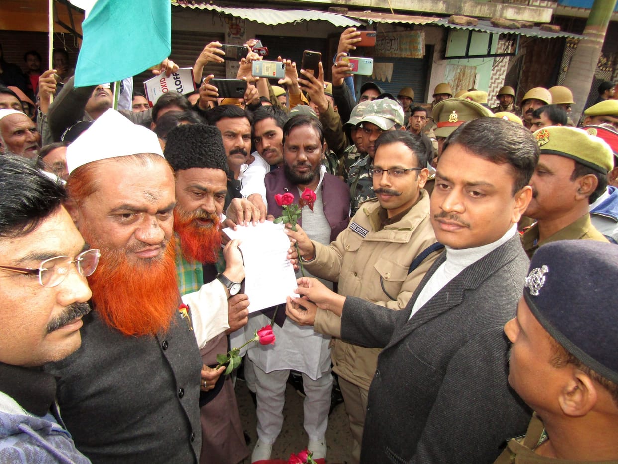 NRC: Protesters presenting Ganga-Jamuni Tehzib in Sonbhadra, protesting by giving rose to DM-SP