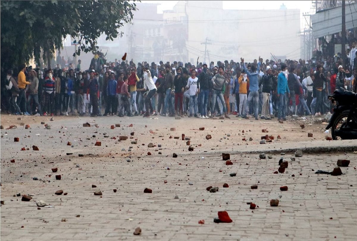 CAA Protest in Aligarh angry mob threw stones on policemen hosts black flags