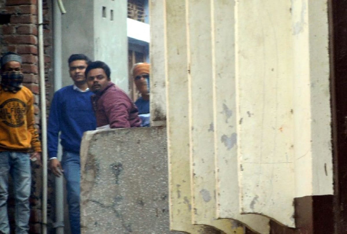 CAA Protest in Aligarh angry mob threw stones on policemen hosts black flags