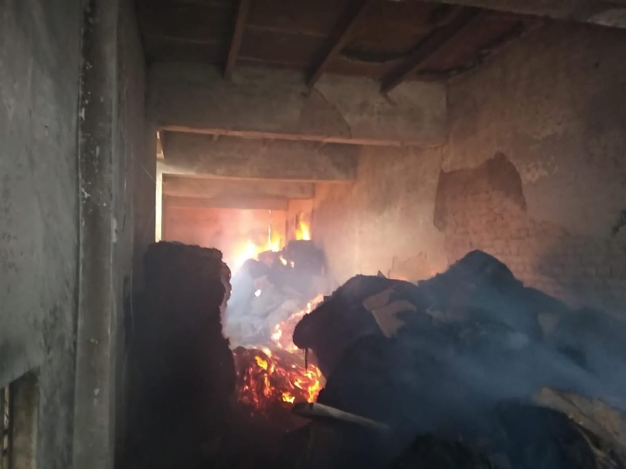 Hathras: Heavy fire in gunny warehouse in Sadabad, loss of eight lakhs