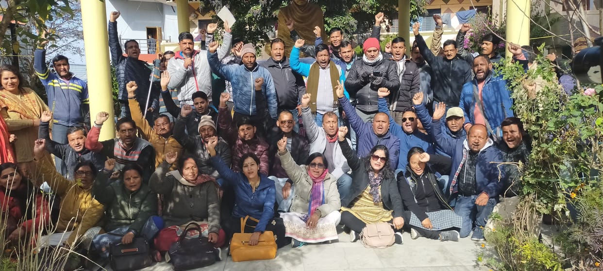 Primary teachers protest, slogans against government