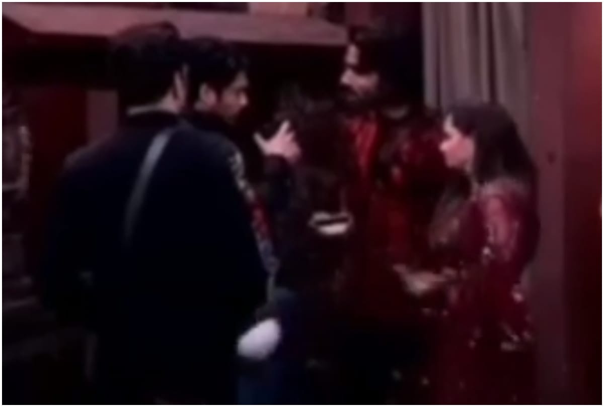 Bigg Boss 13 Weekend Ka Vaar Rashami Desai threw tea on Siddharth Shukla