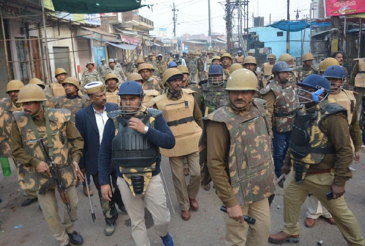 bullet stuck in purse of policeman during violence in firozabad