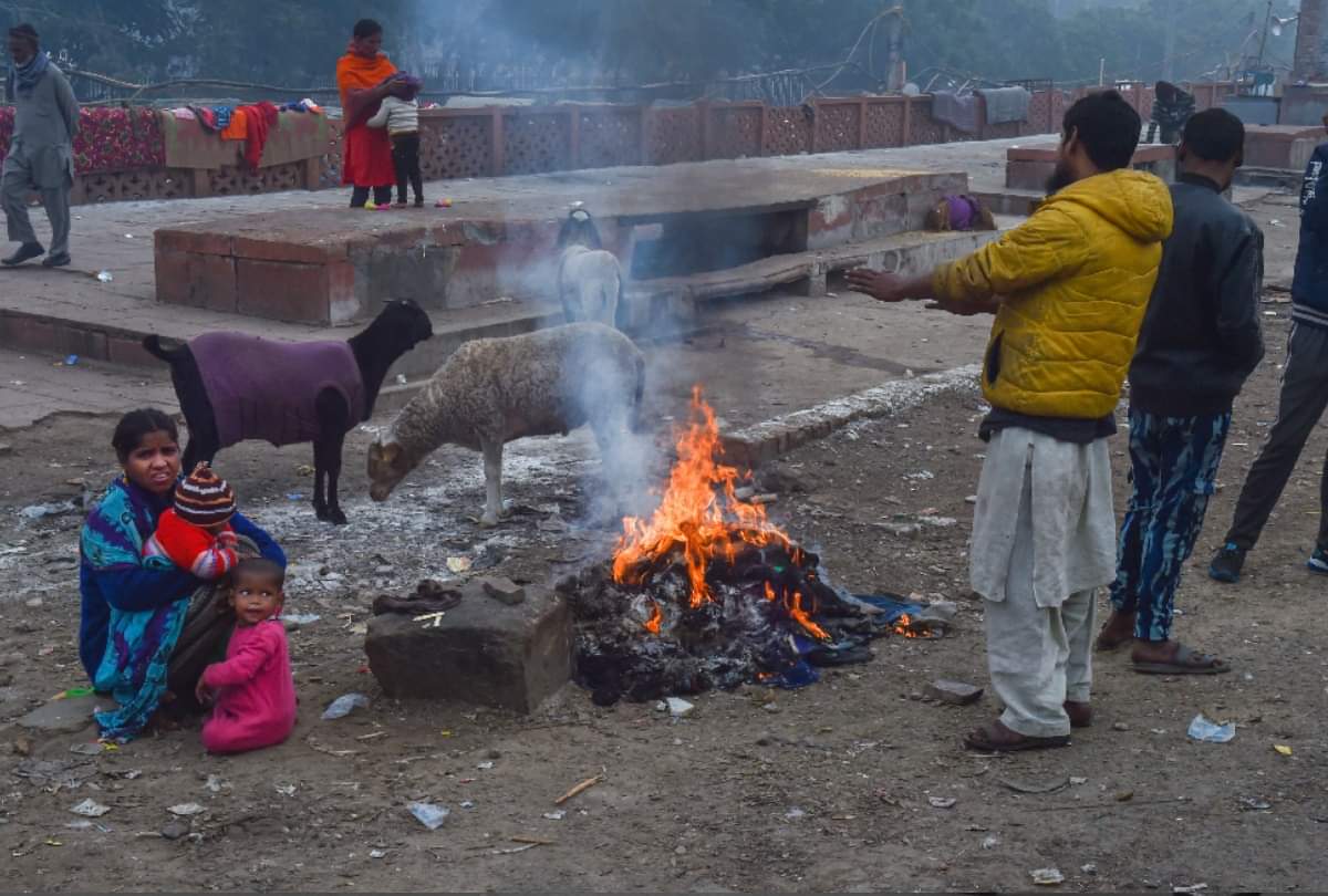 Weather Forecast Today Update in Delhi NCR News: minimum temperature dips upto 10 degree Celsius cold waves surround capital