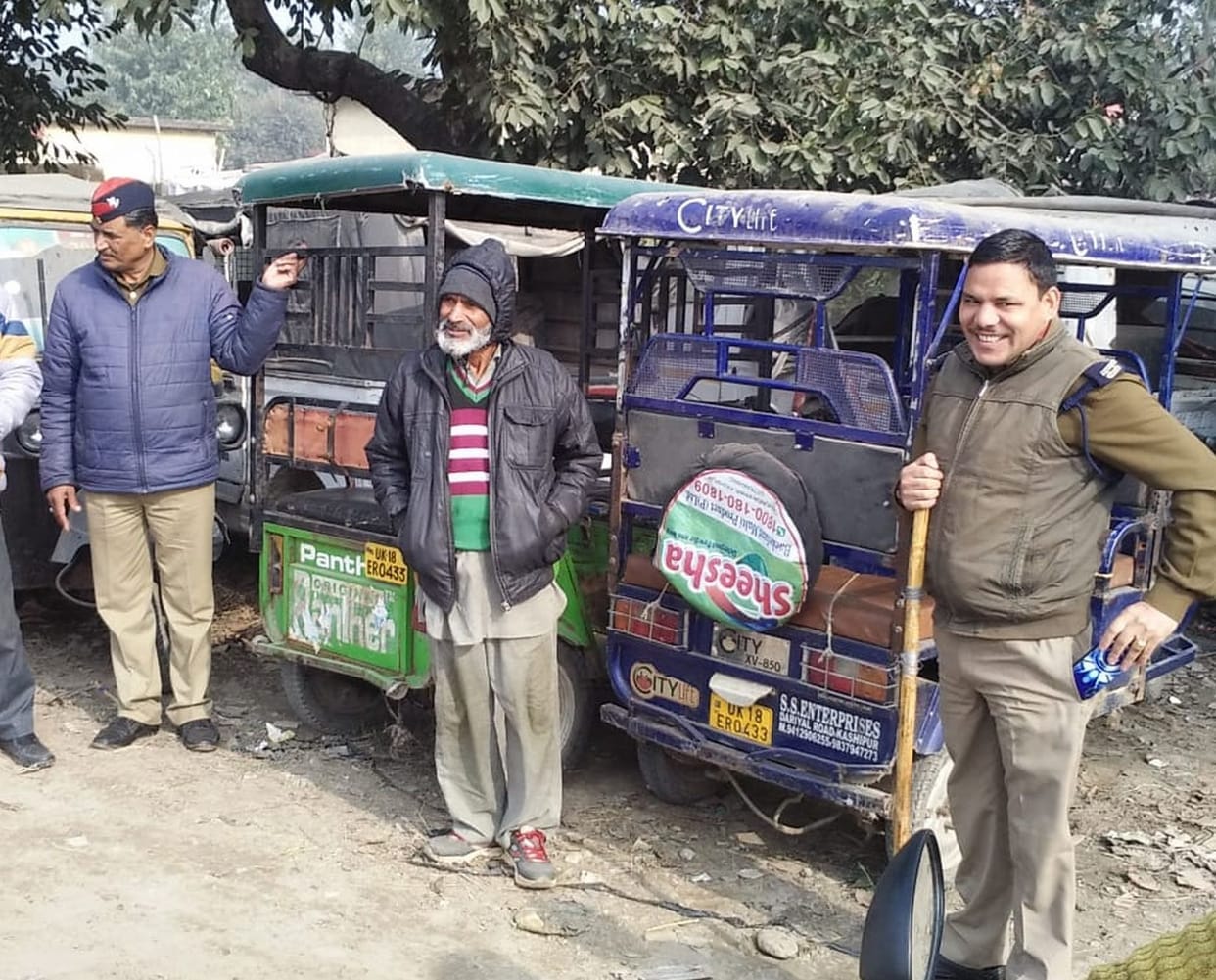 2 E Rikshaw on one number plate
