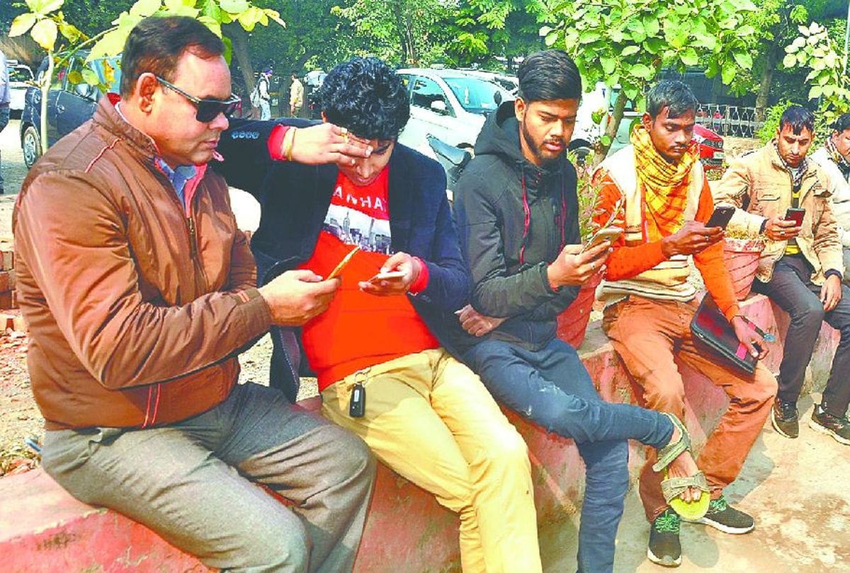 Internet blockade in Kashmir: Class 10 students make frantic efforts to get their results checked