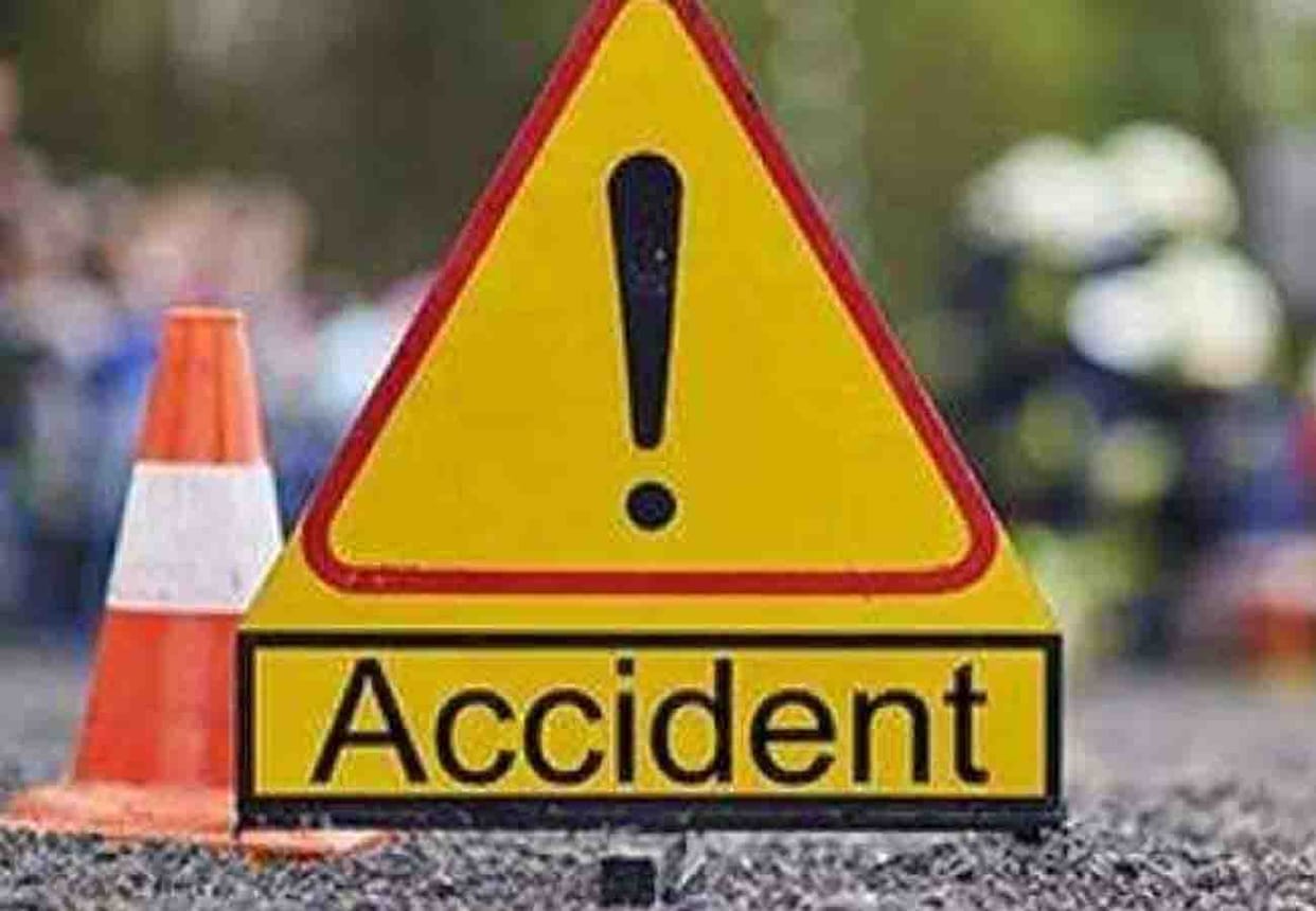 Road accident on Kanpur-Jhansi highway, one dead and 9 laborers injured