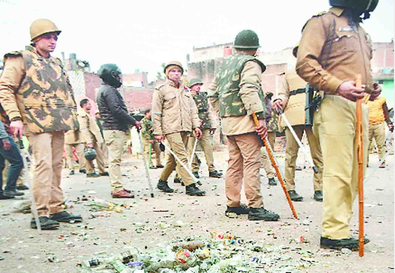 citizenship amendment act: gave roses to police first, then throw stones
