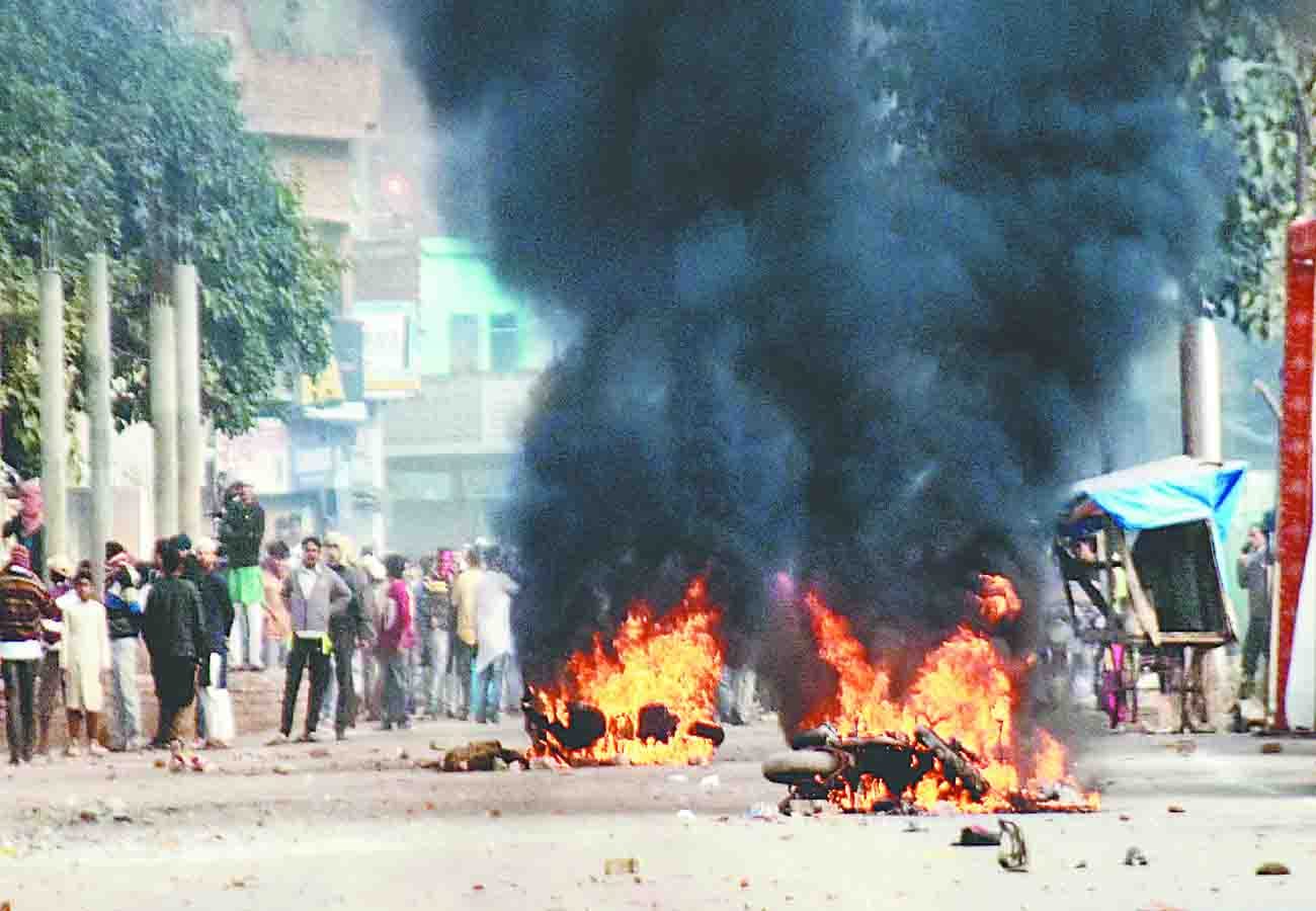citizenship amendment act: gave roses to police first, then throw stones