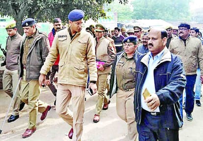 रूट मार्च करते पुलिस अधिकारी
