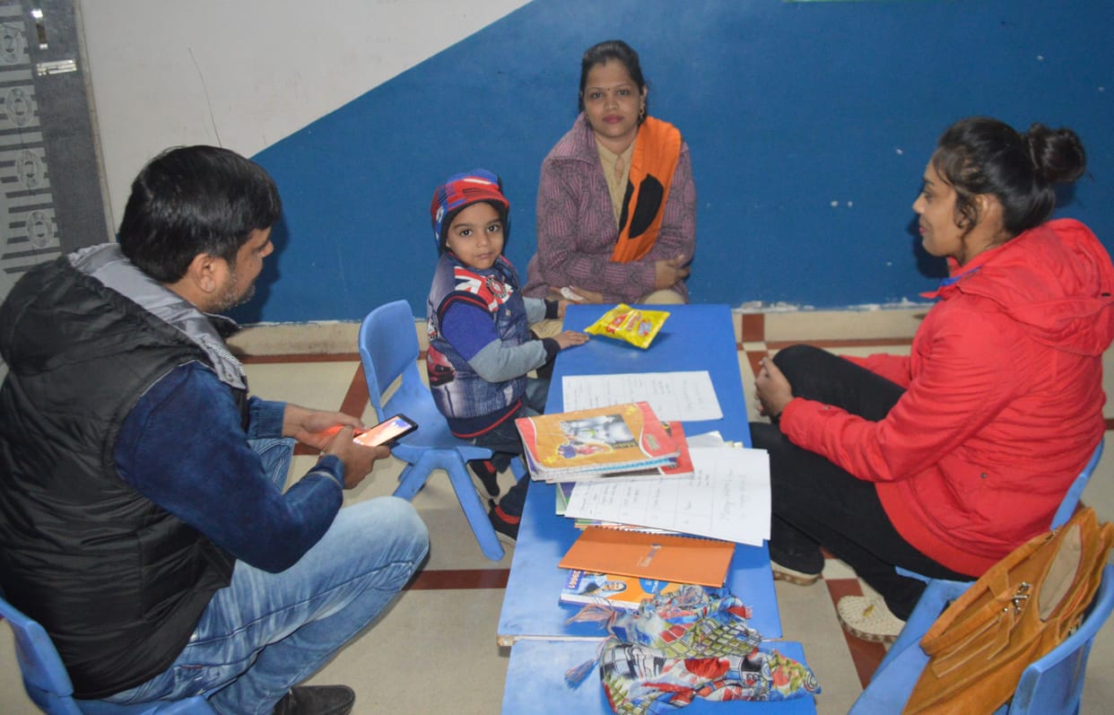 Hathras: Found the school to operate even in the cold even after DM's instruction
