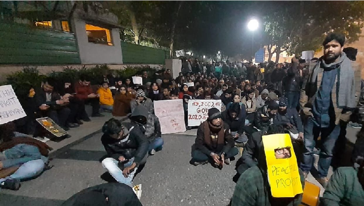 Students once again gherao delhi police headquarters yesterday night