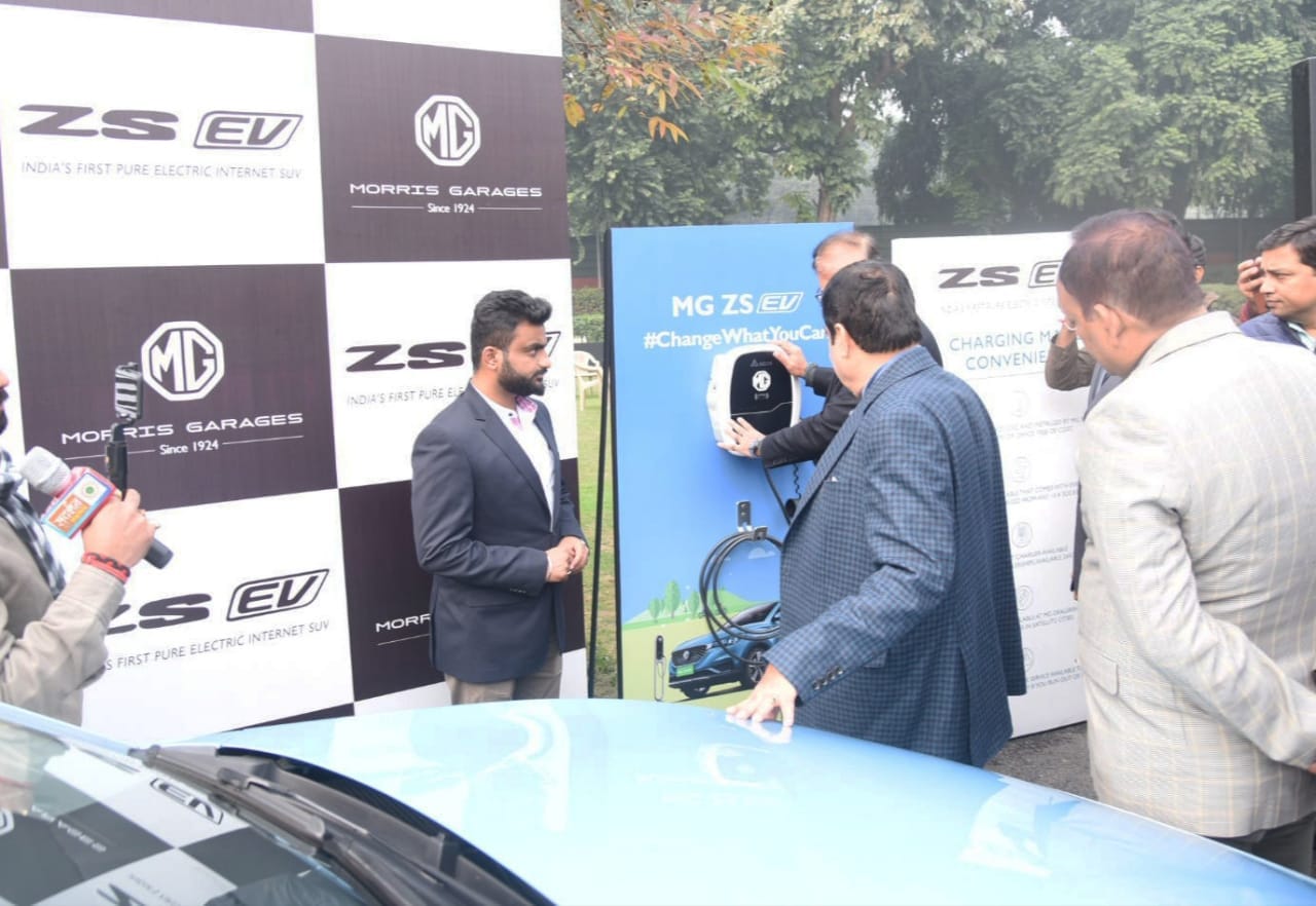 Evएमजी मोटर ने लखनऊ में पहले कॉर्पोरेट ईवी चार्जर का किया उद्घाटन