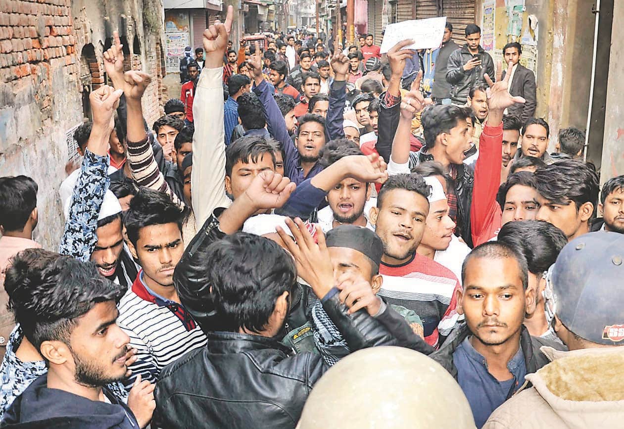 Sudden atmosphere in the city deteriorates, there is a conflict going on