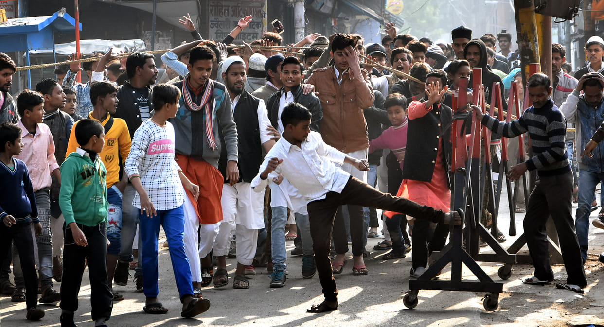 People gathered from street and street, flocked