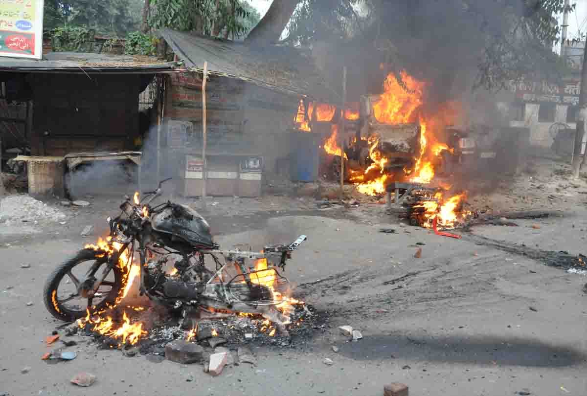caa protest: Violence erupted after SP leaders arrive